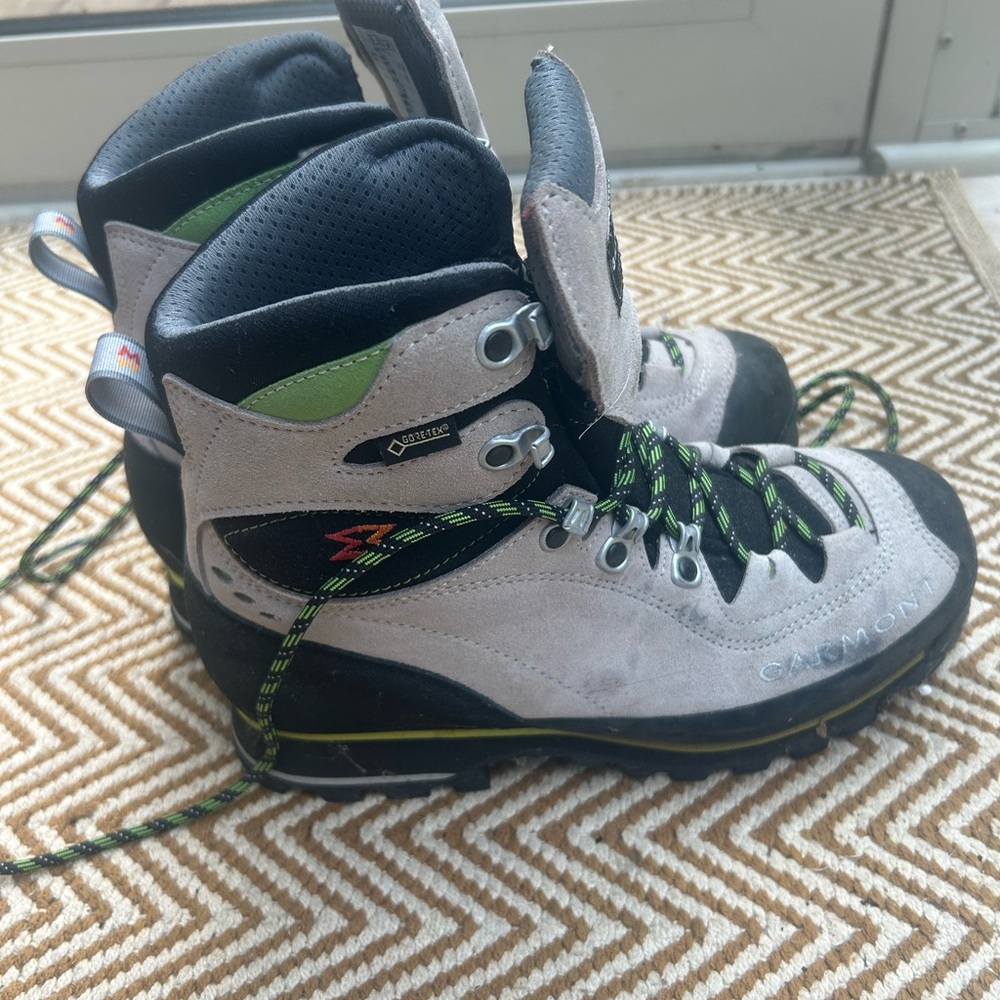 Women’s Gore Tex Hiking Boots - Gray and Black